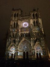 Catedral iluminada de Amiens, Francia - Más información en este blog: http://ow.ly/N39Ps