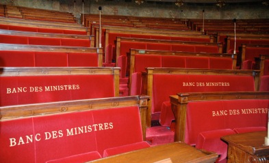 asientos para los miembros del gobierno frances quienes pueden proponer el voto de una ley o pueden ser cuestionados sobre sus politicas paris francia