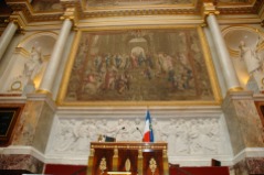 Pintura de Raphael "la Escuela de Atenas" y escritorio del Presidente de la Asamblea en la sala de las