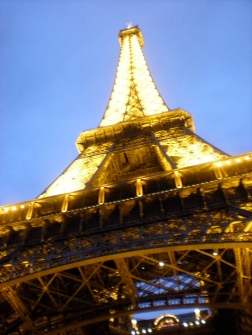 Torre Eiffel iluminada en París, Francia - Más información en este blog: http://ow.ly/N3aqi